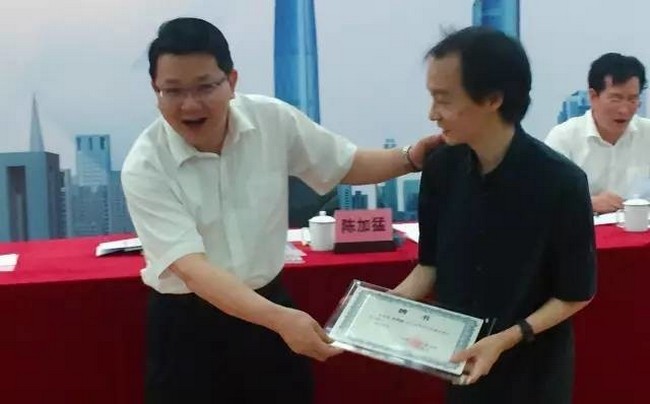 陳加猛區(qū)長為瀚華總建筑師、XAA建筑設(shè)計事務(wù)所主持建筑師冼劍雄先生頒發(fā)聘書.jpg